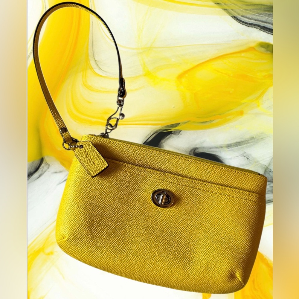 COACH Yellow Crossgrain Leather Turnlock Wristlet NWOT